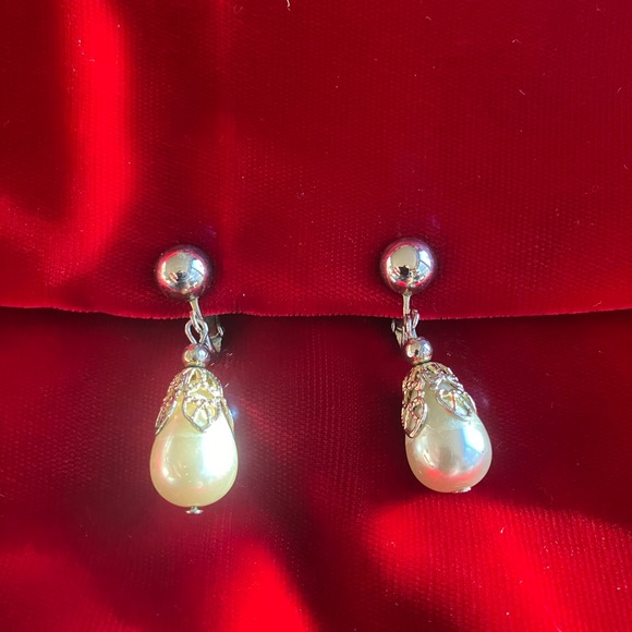 Vintage Coro Gold Tone Pearl Drop Clip On  Earrings - Picture 2 of 7